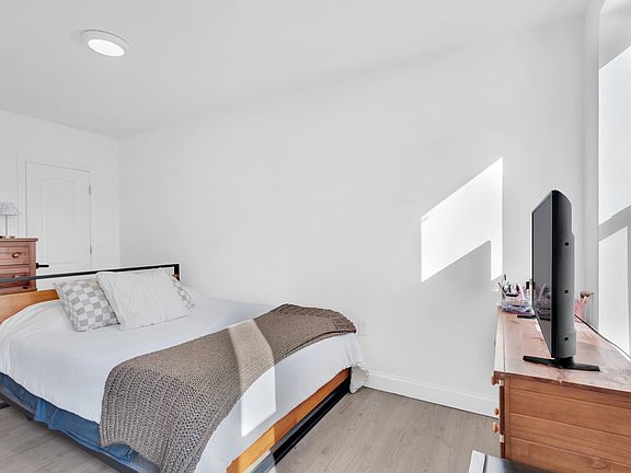 2nd image of 162 Smith St APT 3F