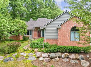 10555 Oakhill St, Fenton, MI 48430