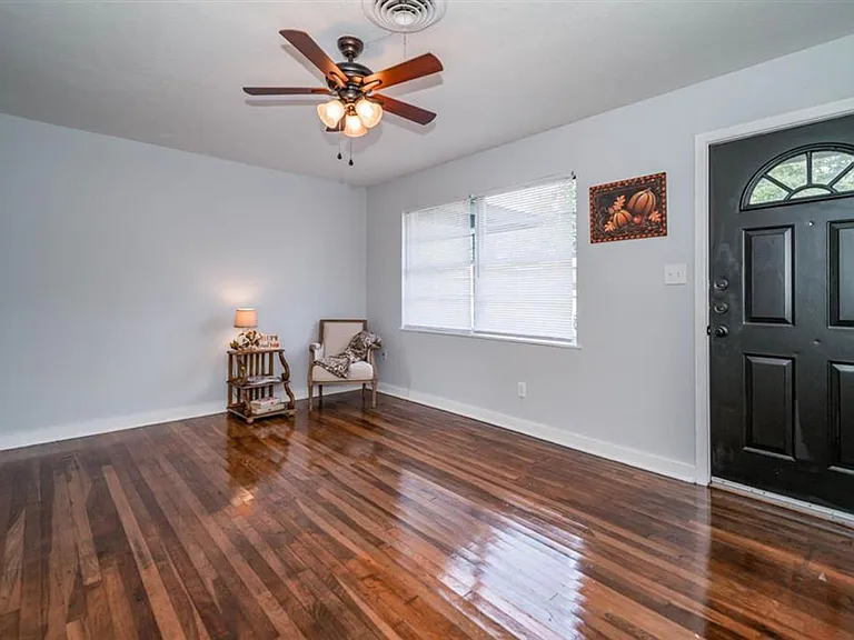 812 Glencrest Ln — Photo 3