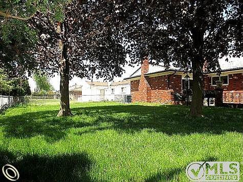 LARGE BACK YARD