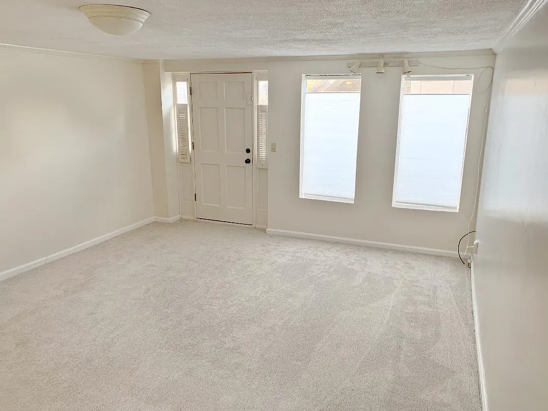 Studio, 150 sqft, $1,250 — Photo 2