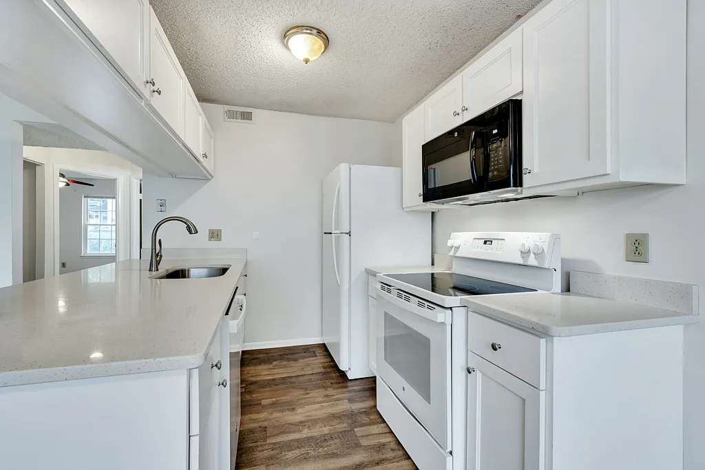 2 bed, 816 sqft, $1,750 — Photo 2