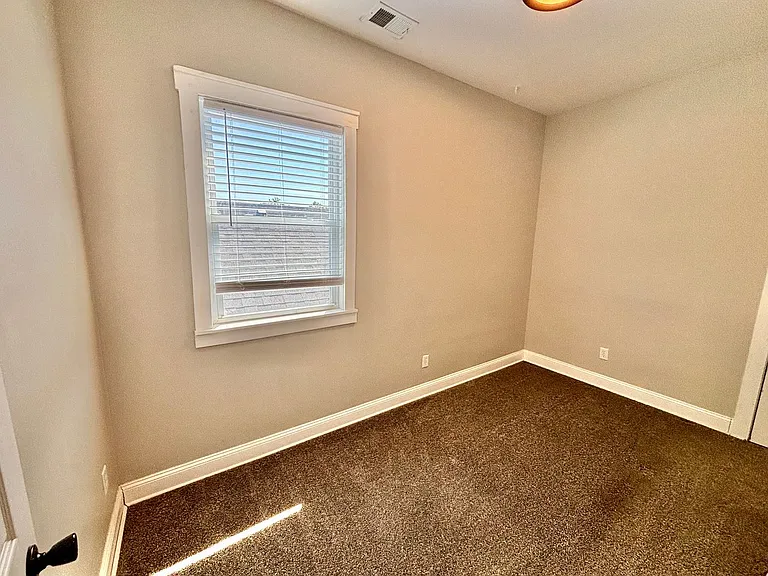 513 E Ormsby Ave — Photo 10