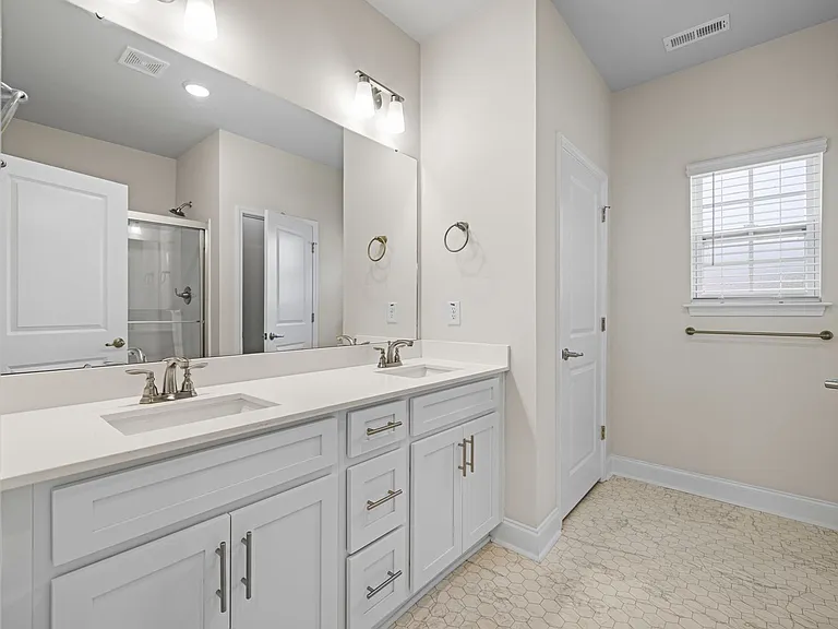 713 Greenwich Pl — Photo 25