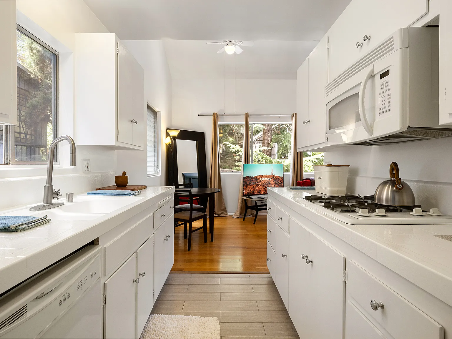 2 bed, 1.5 bath, 1083 sqft, $9,245 — Photo 3
