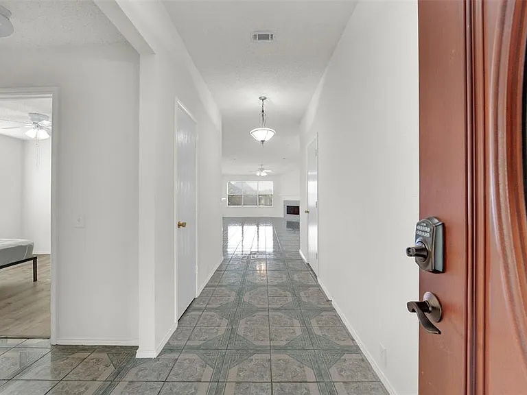 1407 Autumncrest Dr #5 — Photo 3