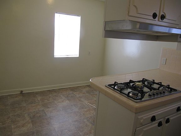 4th image of 631 W Live Oak St