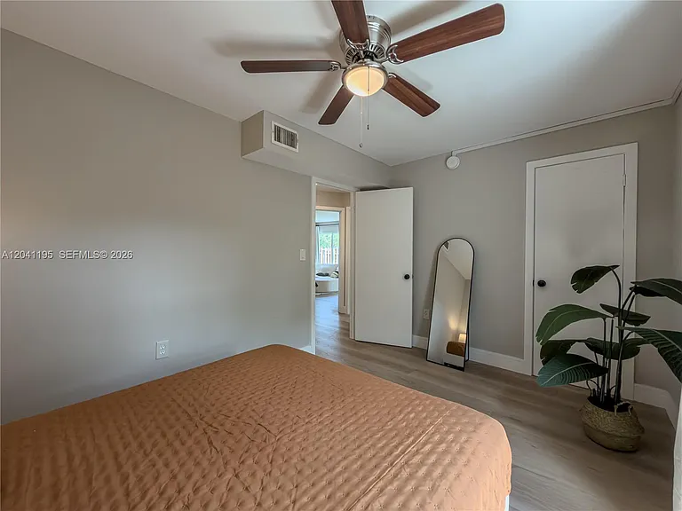 1813 SW 10th St — Photo 12