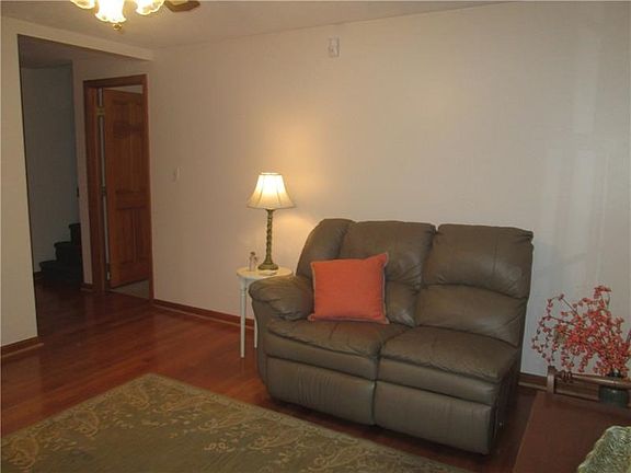 Note the gorgeous hardwood floors!