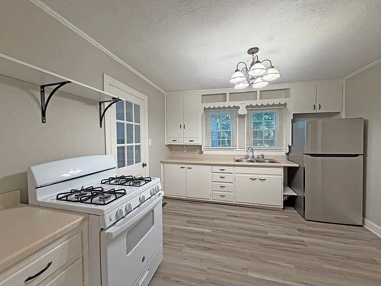 920 N Pickwick Ave — Photo 4