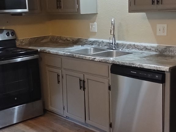 2nd image of 114 NE Greystone Dr