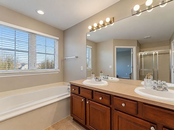 4th image of 2051 Vanderbilt Rd #25