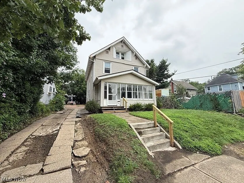 4 bed, $1,100 — Photo 1