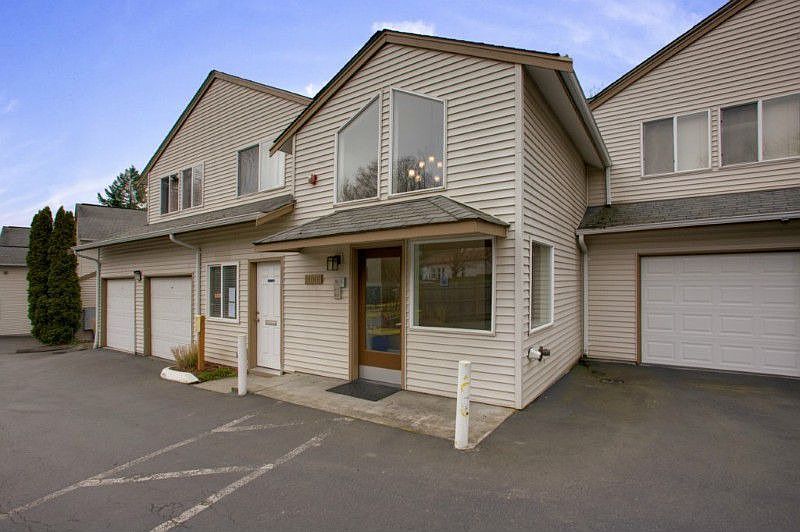 Charming 1 bedroom ground floor unit! Security gate and secured lobby entrance!