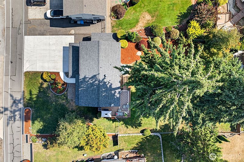 4th image of 2622 211th Avenue E