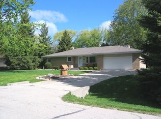 N50W16382 Maple Crest Ln, Menomonee Falls, WI 53051