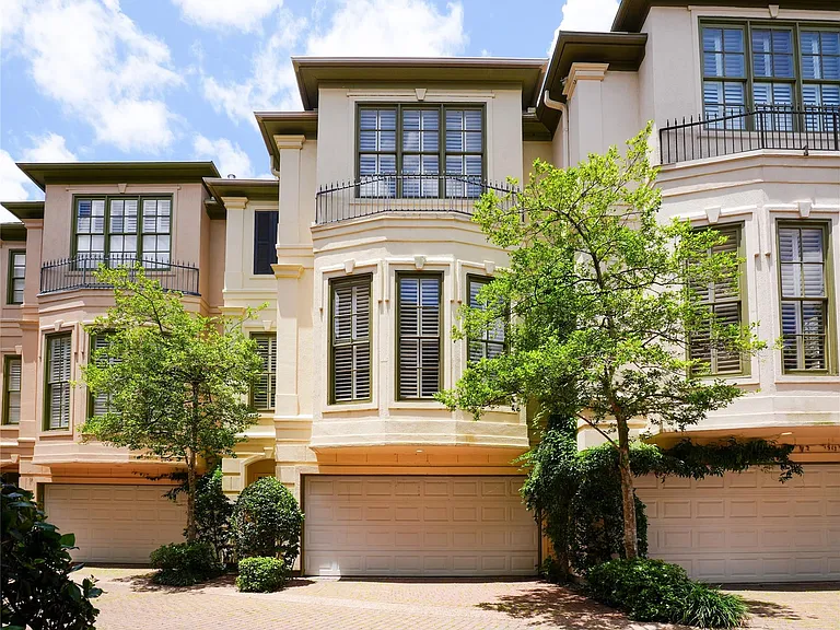 1329 Hyde Park Blvd — Photo 1