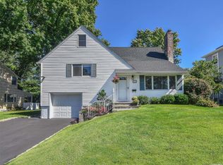 34 Roxbury Rd, Port Washington, NY 11050