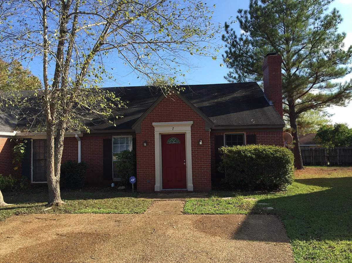 2 bed, 1.5 bath, 1294 sqft, $1,300 — Photo 1