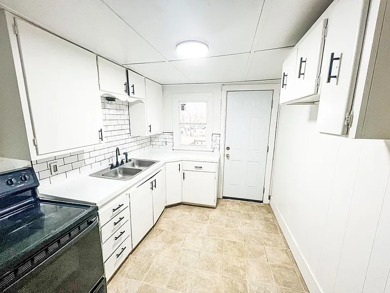 120 E Maple St — Photo 2