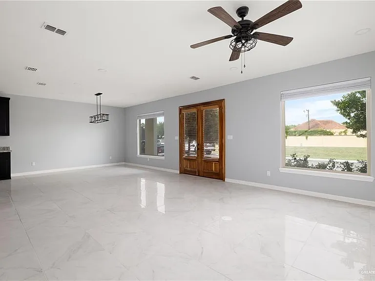 5307 N Crown Point — Photo 2