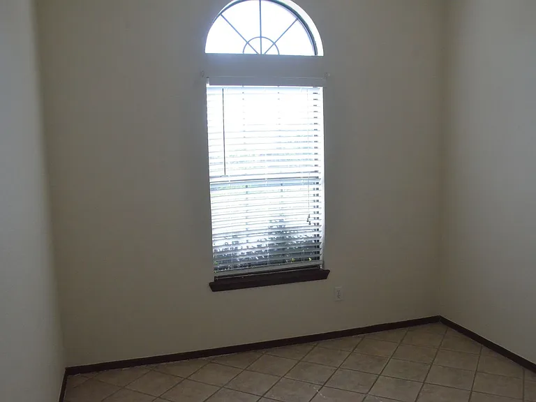 1905 Cloverdale Ln — Photo 5