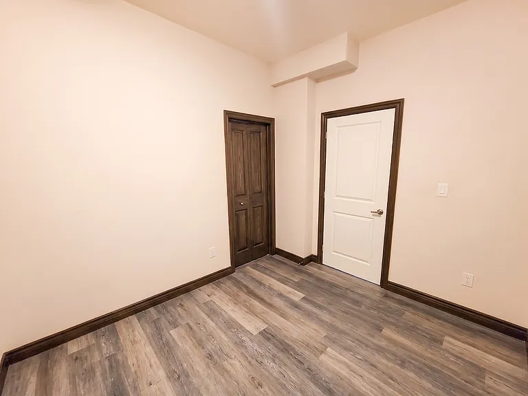 970 King St E #1 — Photo 8