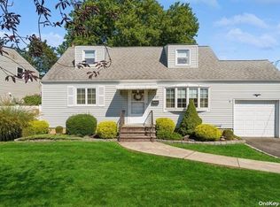 269 N Suffolk Ave, Massapequa, NY 11758