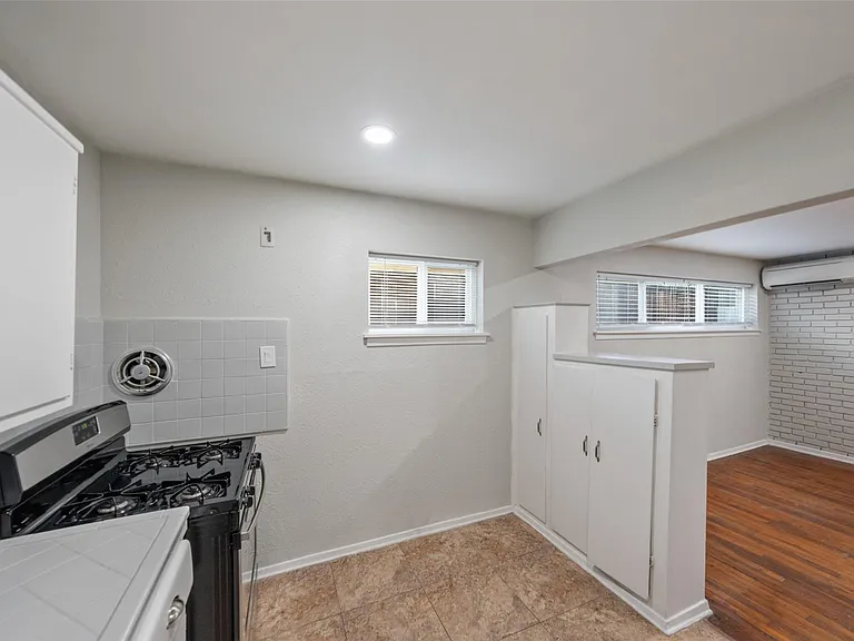 311 Hawthorne St #21 — Photo 6