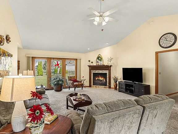 5th image of 33 Wood Dr