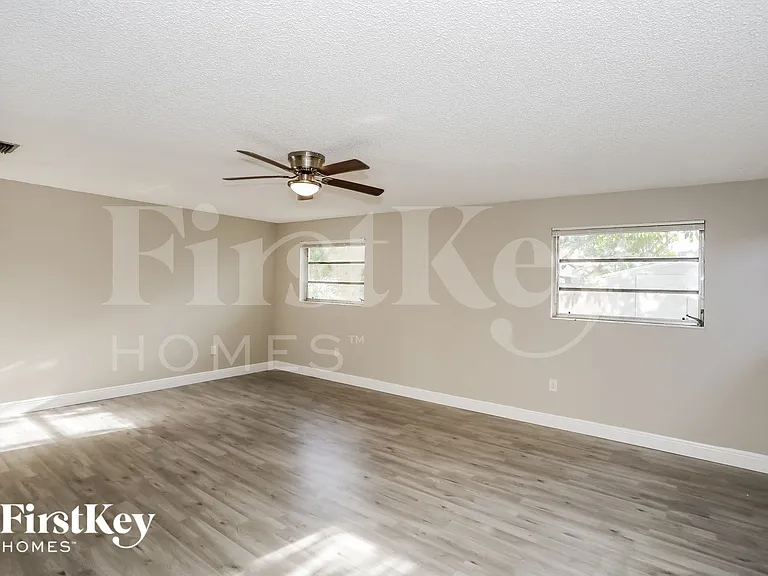 19424 NW 48th Ave — Photo 3