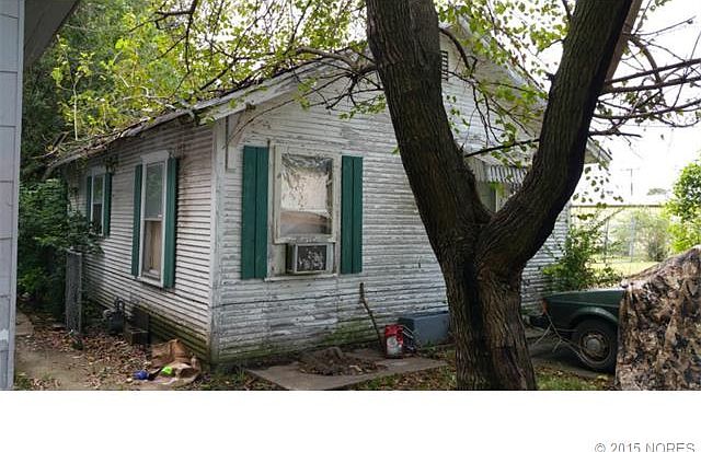2nd image of 3015 Denver St