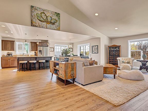 3rd image of 615 Otto Ln