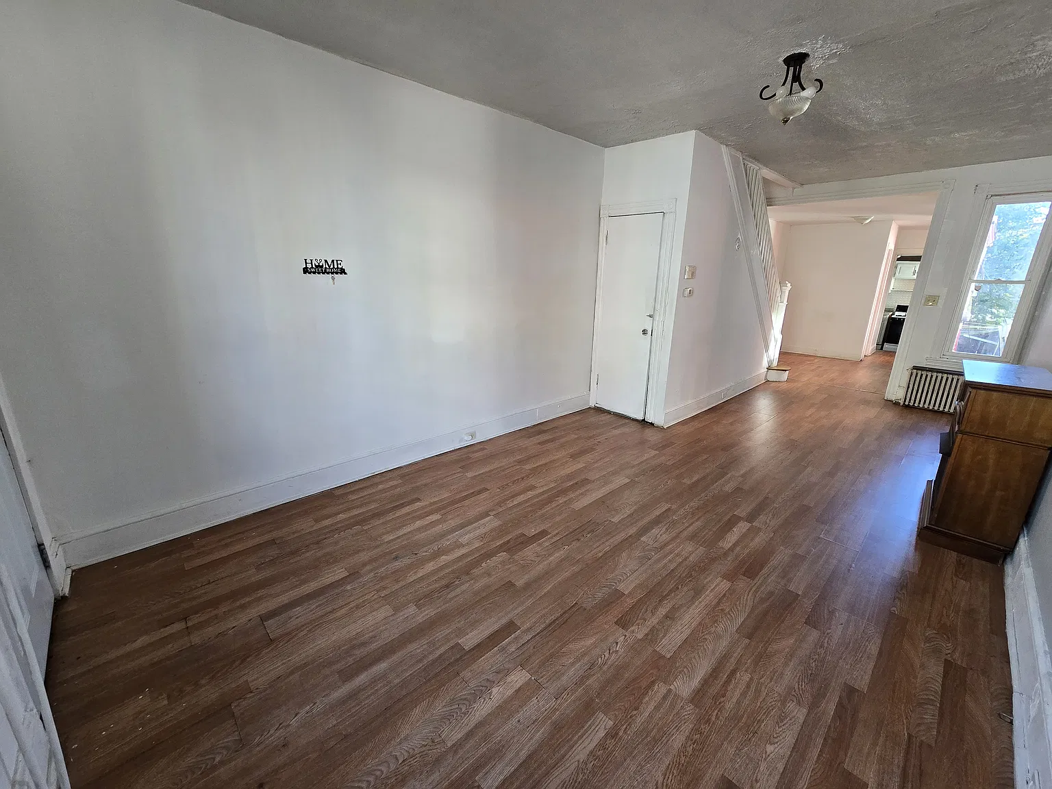 4 bed, 1028 sqft, $1,600 — Photo 4