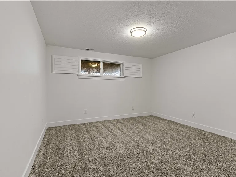 623 N 1000 W — Photo 10