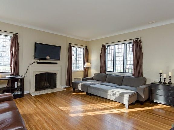 4th image of 2426 Meadowwood Dr