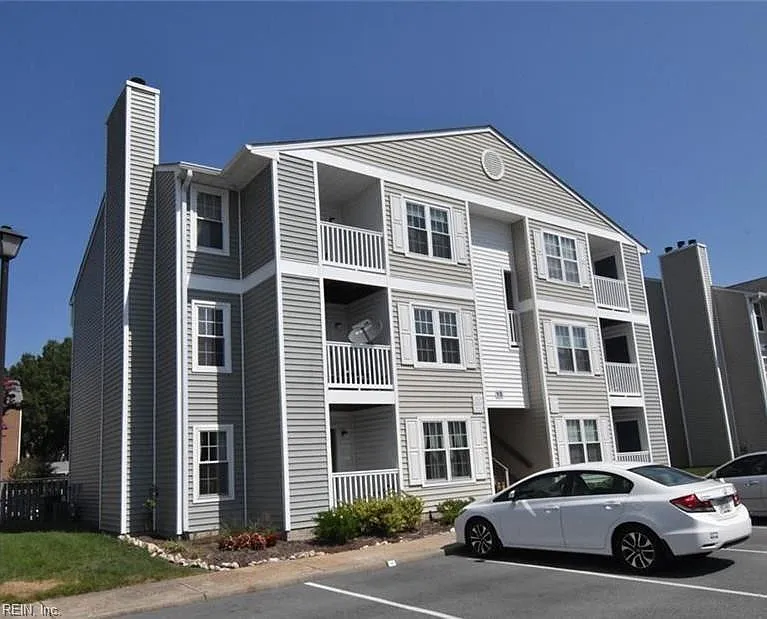 2 bed, 1010 sqft, $1,795 — Photo 2