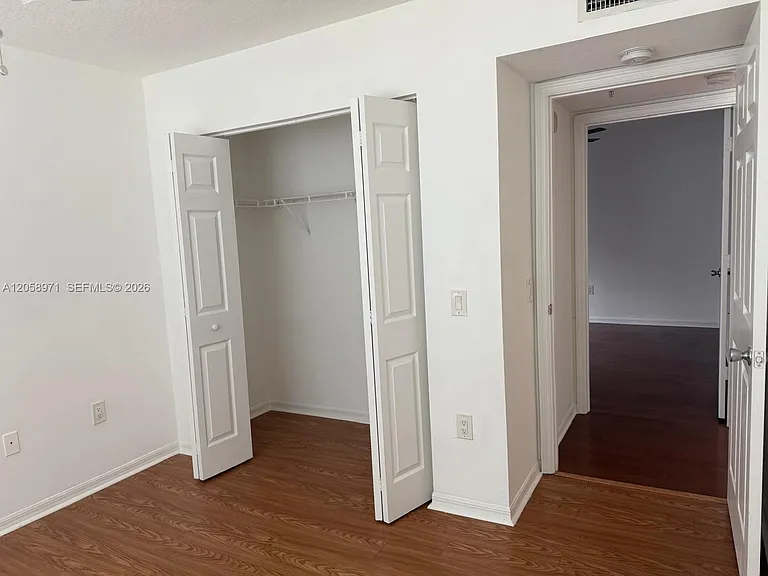 401 Villa Cir #401 — Photo 11