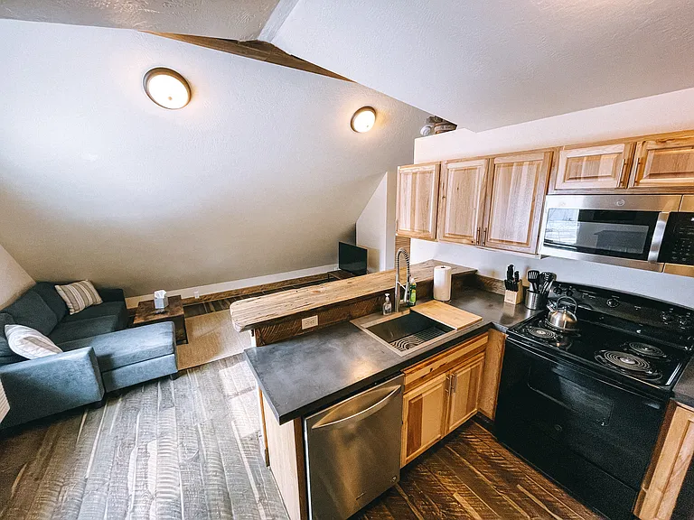 597 Iowa Ave #2B — Photo 2