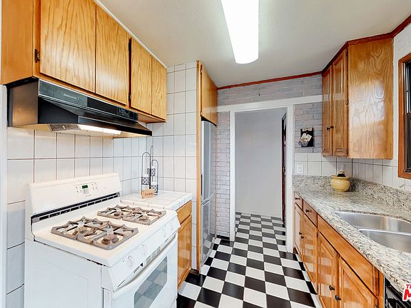 4th image of 3927 W 170th St