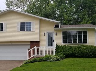 711 Woodland Way, Muscatine, IA 52761