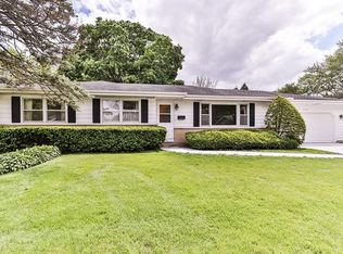 1739 Country Knoll Ln, Elgin, IL 60123