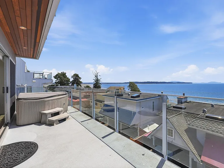 15240 Victoria Ave — Photo 3