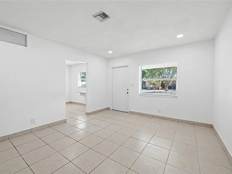 581 NW 17th Pl — Photo 7