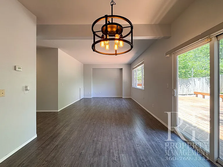 7070 Engine Ln NE — Photo 2