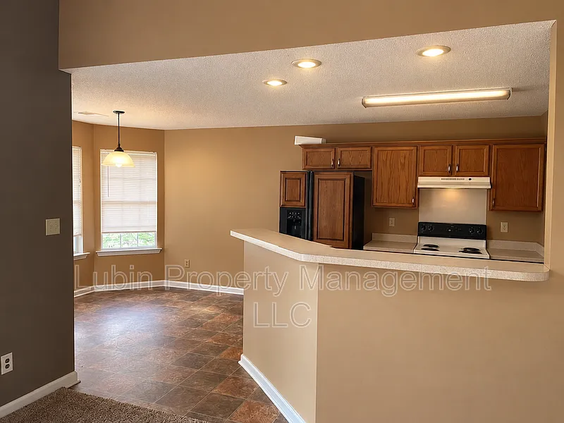 3 bed, 2.0 bath, 2600 sqft, $1,795 — Photo 3