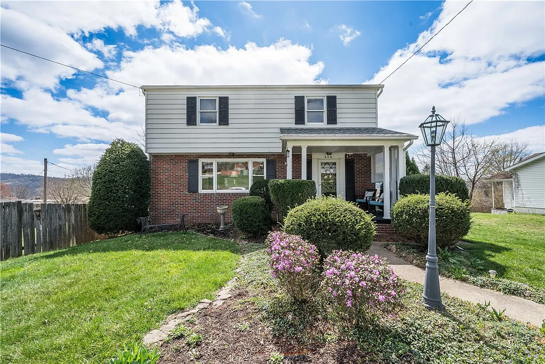 458 Rosslyn Ave photo 1