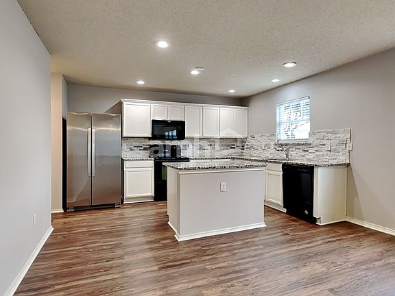 3rd image of 2432 Arroyo Springs Dr