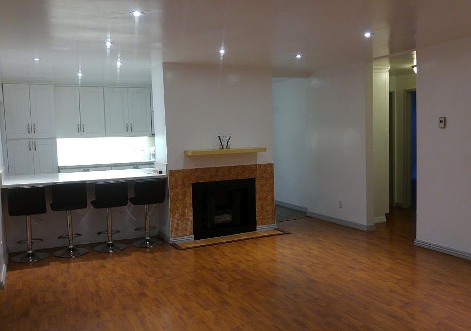 Living room, gas fireplace, kitchen bar