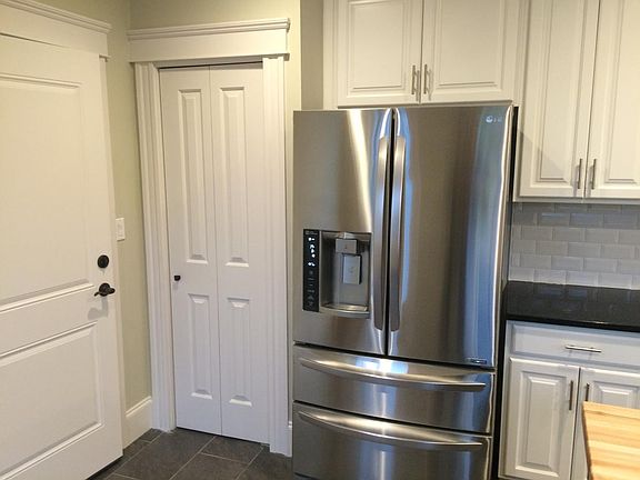 French door refrigerator with water/ice maker